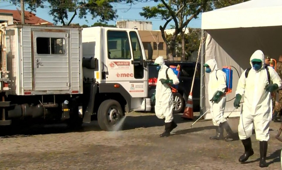 Coronavírus: limpeza de ruas de Cariacica e Vila Velha passa a ser feita com cloro, no ES