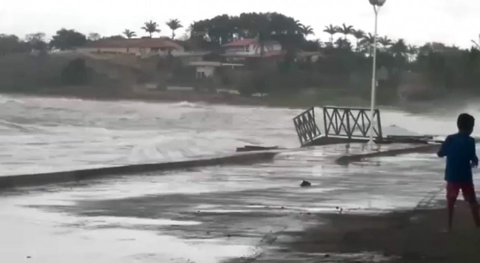 VÍDEO | Mar agitado: força da água destrói deck em praia de Anchieta e assusta moradores
