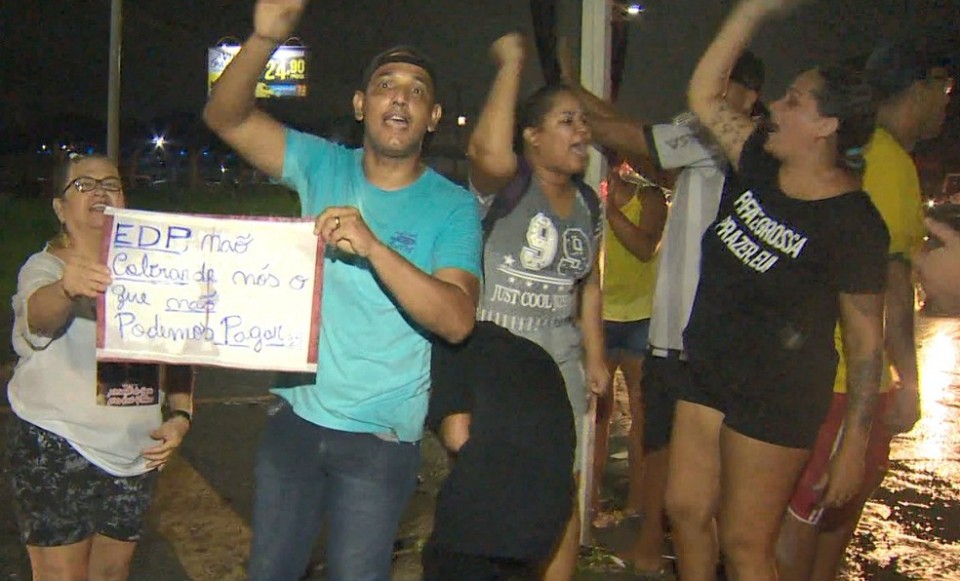 Moradores protestam contra aumento na conta de energia e fecham BR-101, na Serra, ES
