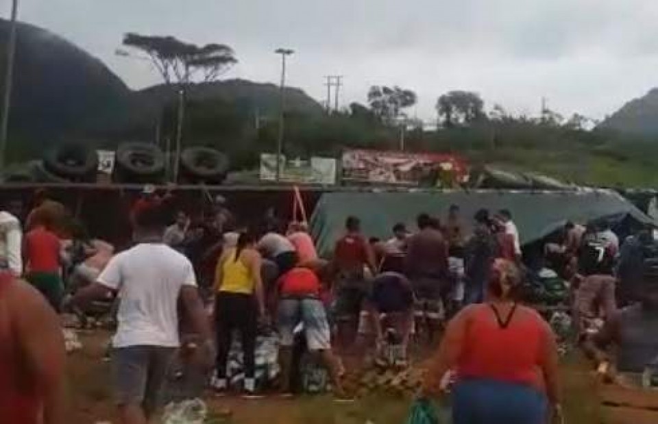 Carga de cerveja é saqueada após carreta tombar na BR-101, em Guarapari