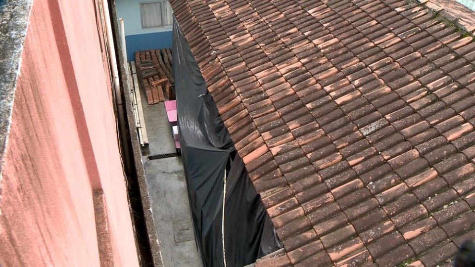 Parte do telhado de creche desaba, mas aulas são mantidas, em Vila Velha, ES
