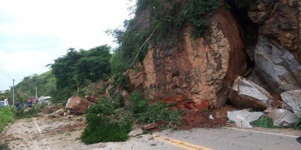 Sul do Estado: rocha que caiu e interditou a ES 166 será detonada com uso de explosivos