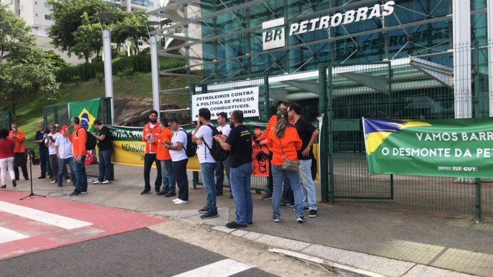 Petroleiros distribuem cupons de R$ 40 para compra de botija de gás em protesto no ES